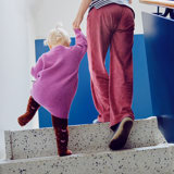 Barn og voksen på trappe
