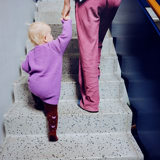 Barn og voksen på trappe